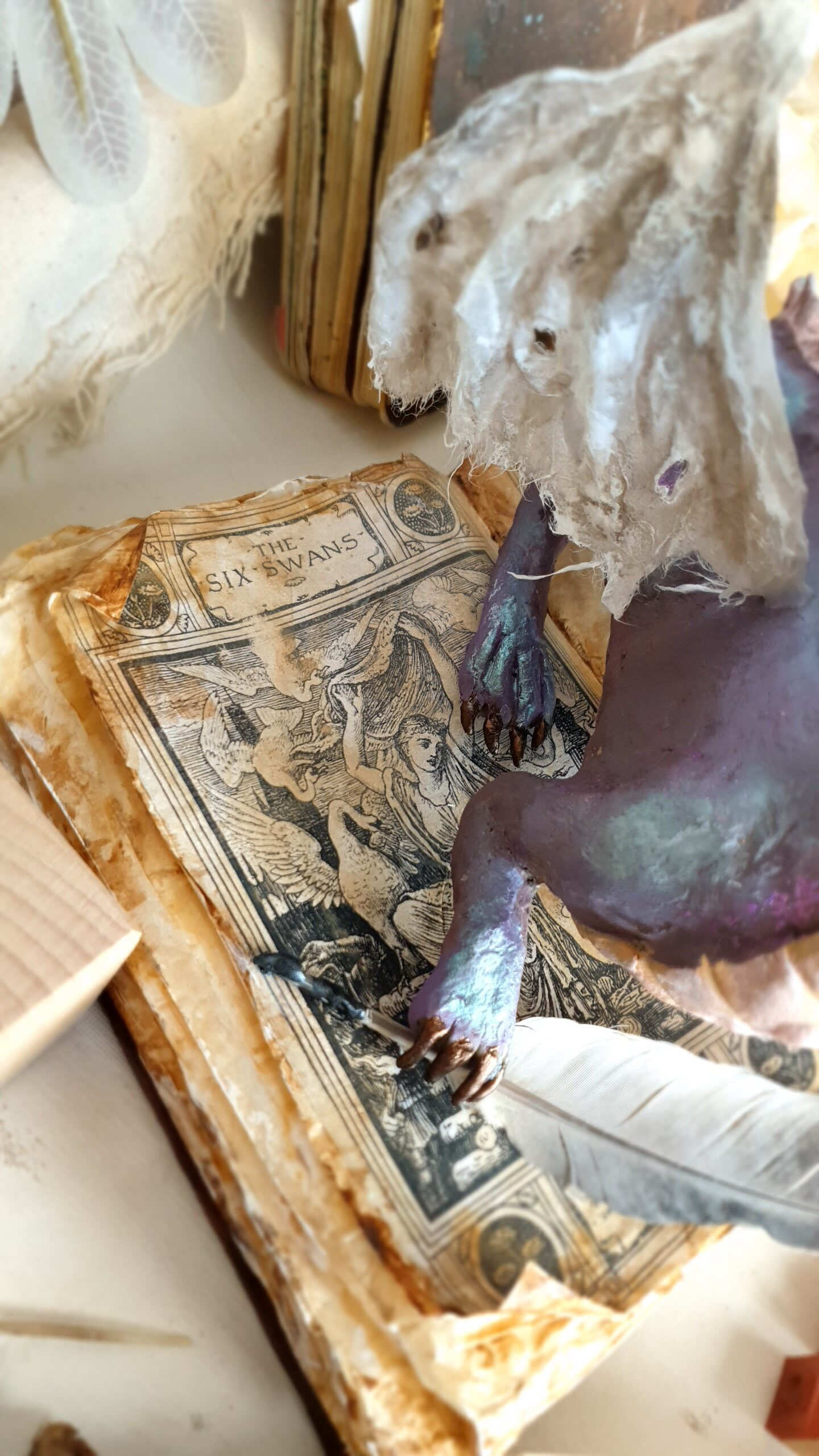 'The Librarian's Apprentice' - Papier-mâché sculpture 9x6x8"/23x16x22cm - Image 6