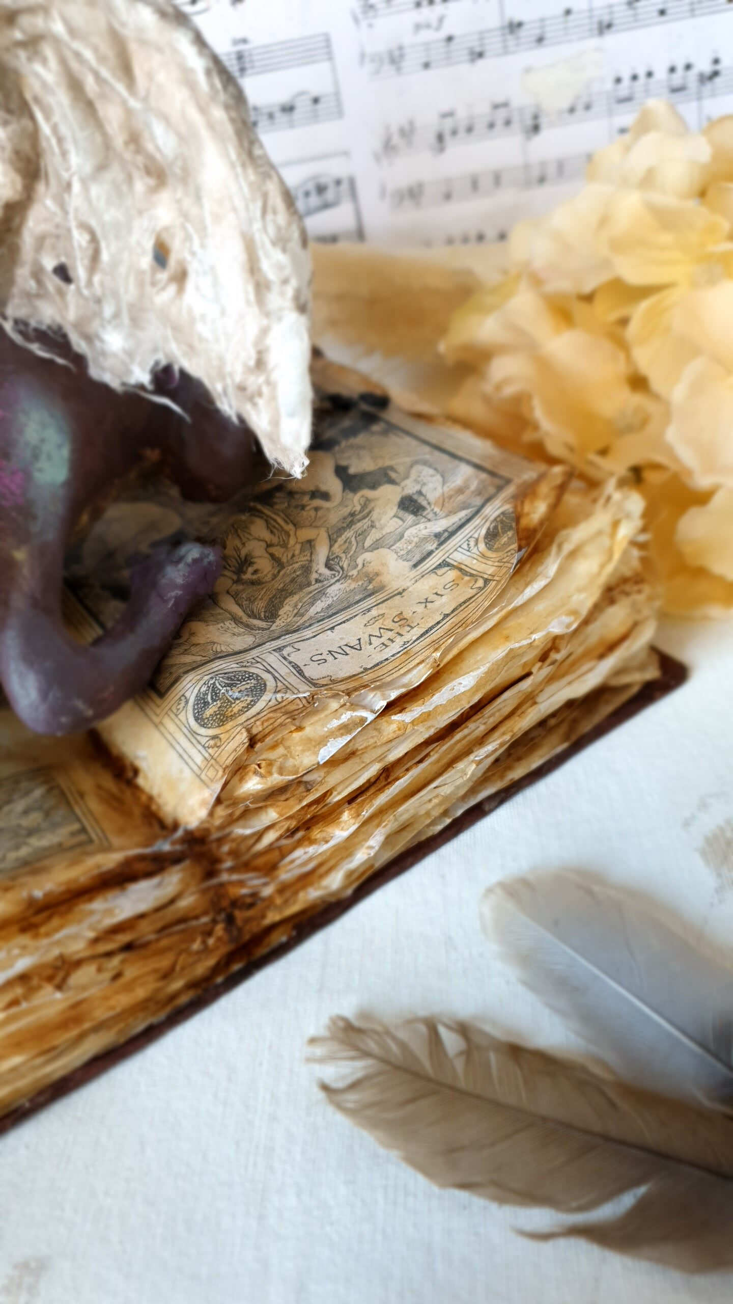 'The Librarian's Apprentice' - Papier-mâché sculpture 9x6x8"/23x16x22cm - Image 7